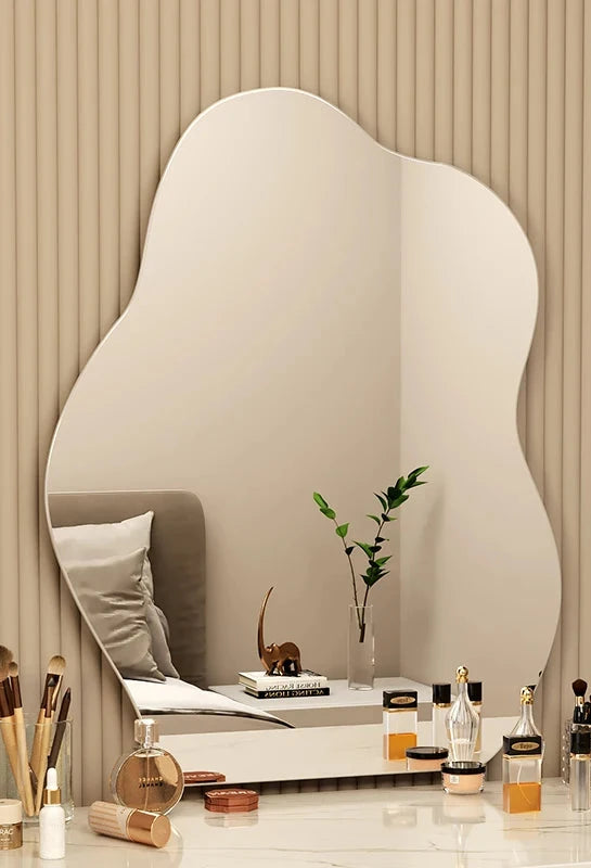 Wavy wall mirror, elegant design