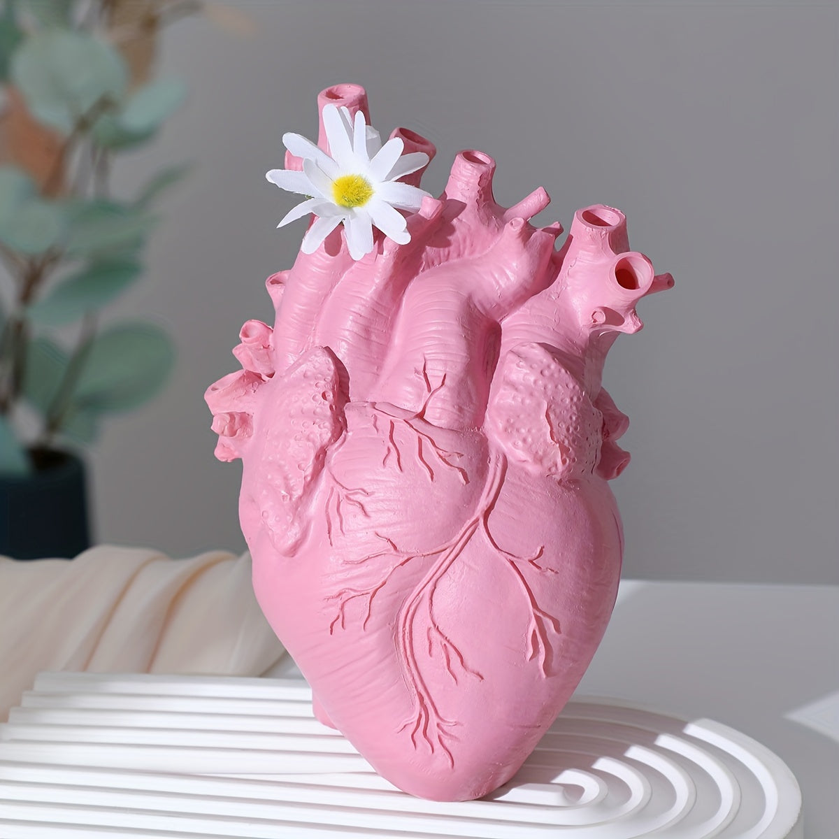 Jarrón de flores en forma de corazón