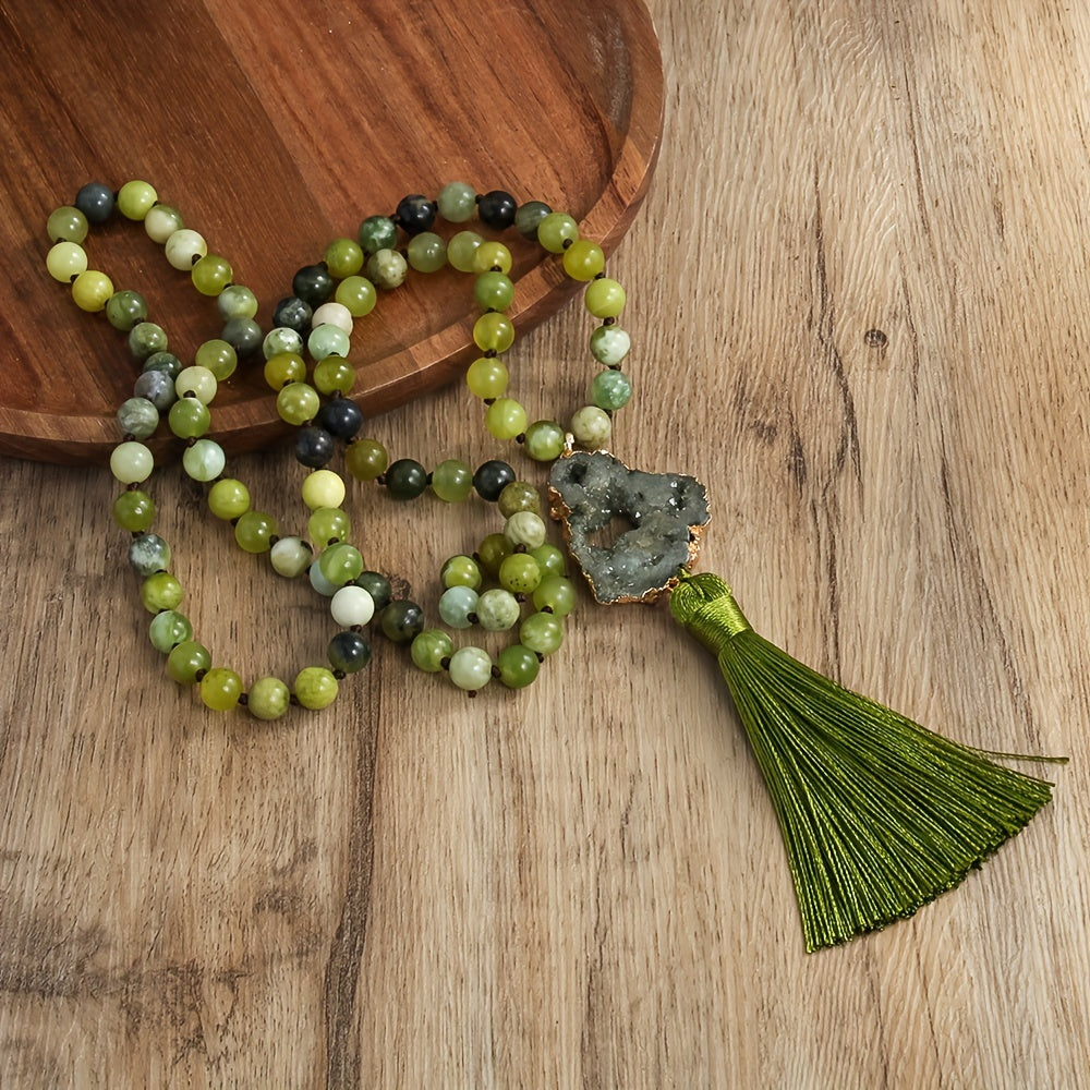 Collar de piedra natural con colgante de borla