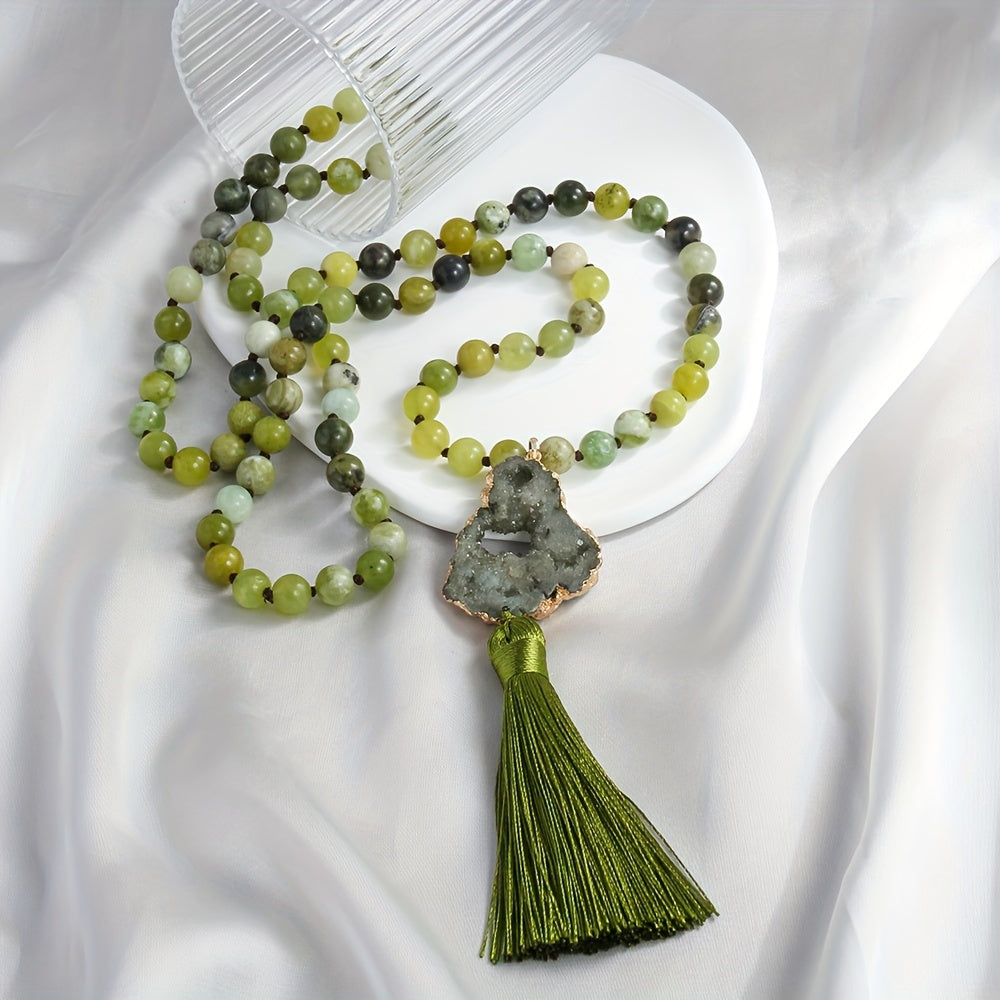 Collar de piedra natural con colgante de borla