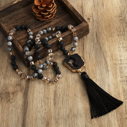 Collar de piedra natural con colgante de borla