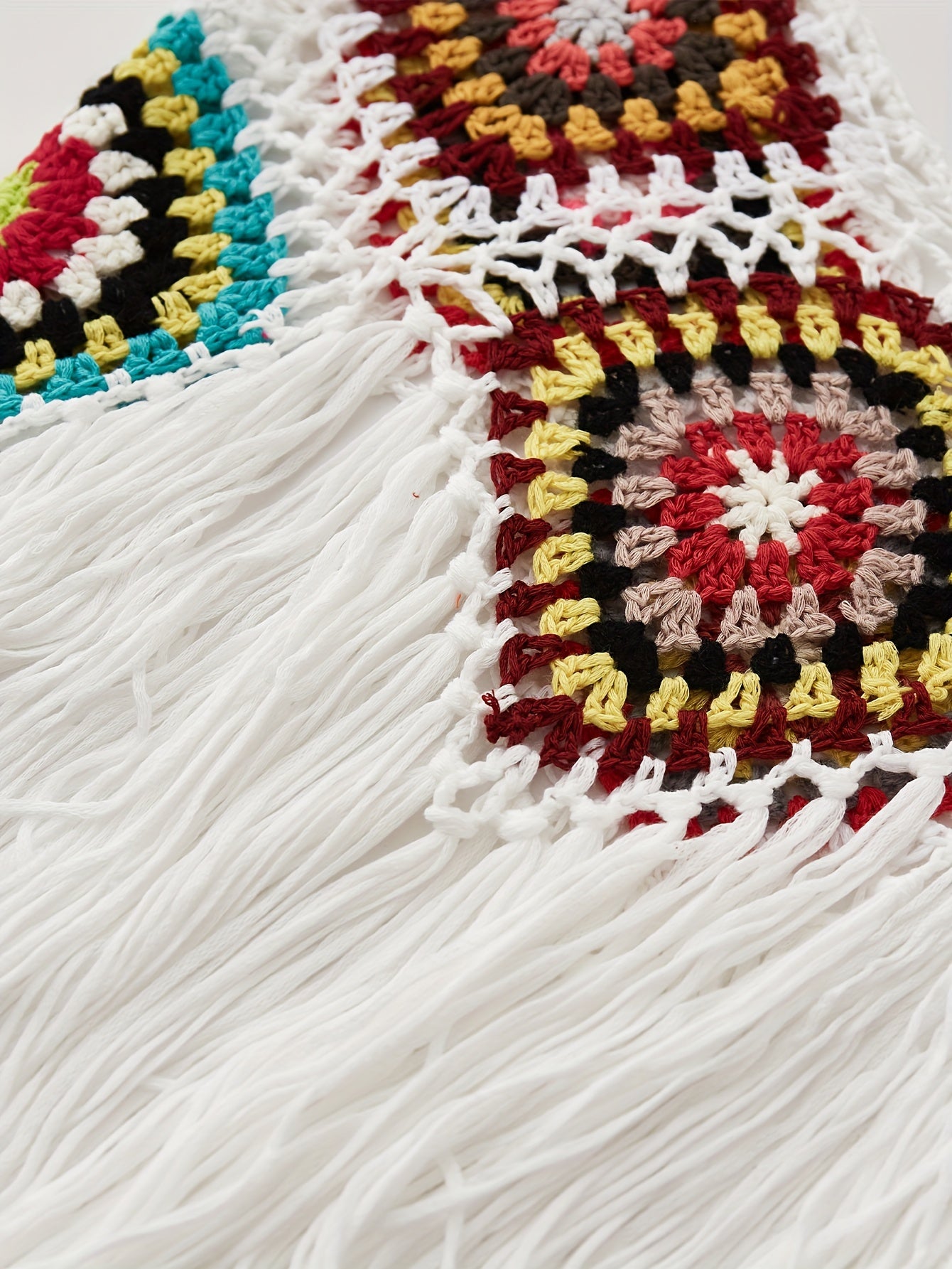 Colorido top cami con flecos de ganchillo boho - cuello en V, sin mangas, versátil y detalle de borla acrílica hecha a mano