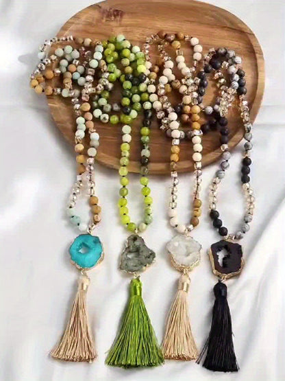 Collar de piedra natural con colgante de borla