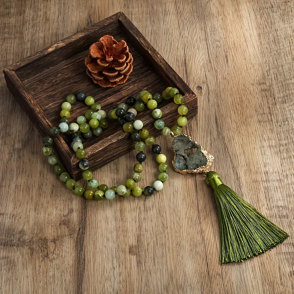 Collar de piedra natural con colgante de borla