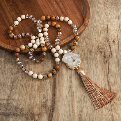 Collar de piedra natural con colgante de borla