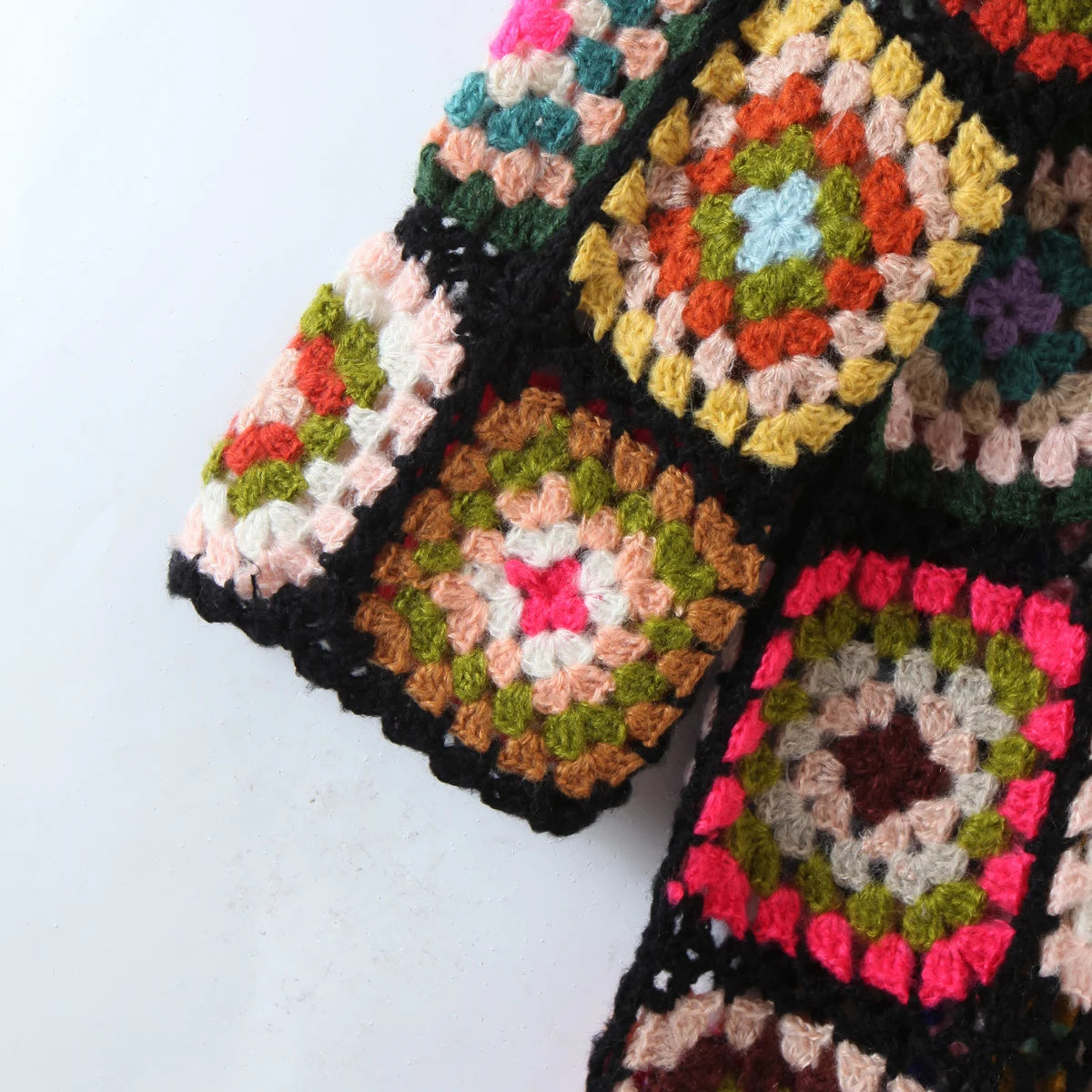 Cárdigan con capucha de ganchillo hecho a mano con flores a cuadros de colores bohemios