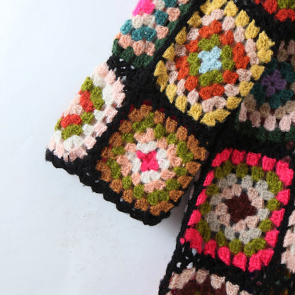 Cárdigan con capucha de ganchillo hecho a mano con flores a cuadros de colores bohemios