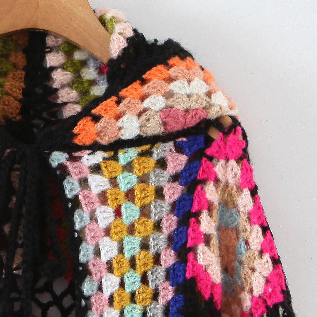 Cárdigan con capucha de ganchillo hecho a mano con flores a cuadros de colores bohemios