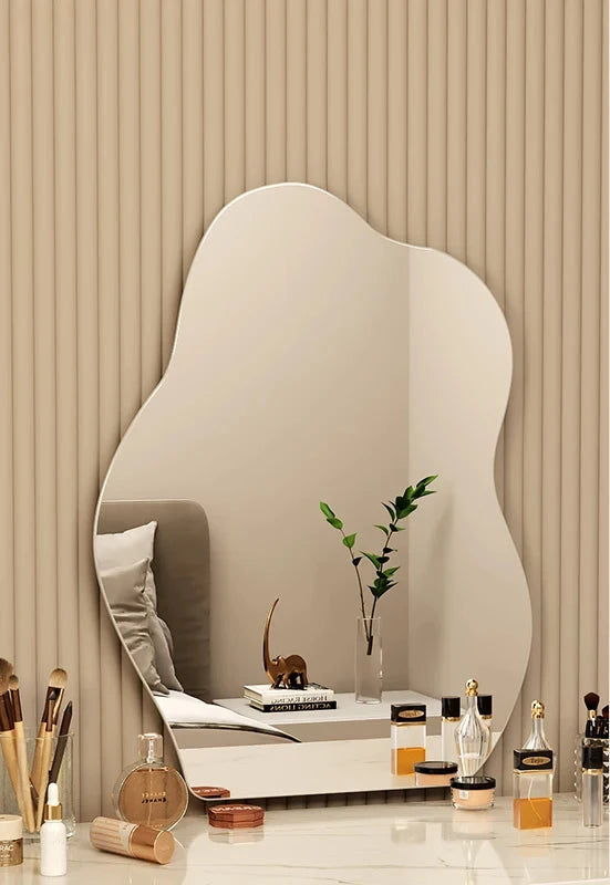 Wavy wall mirror, elegant design