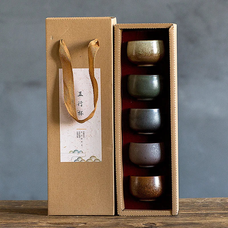 Cinco tazas de té de cerámica gruesa