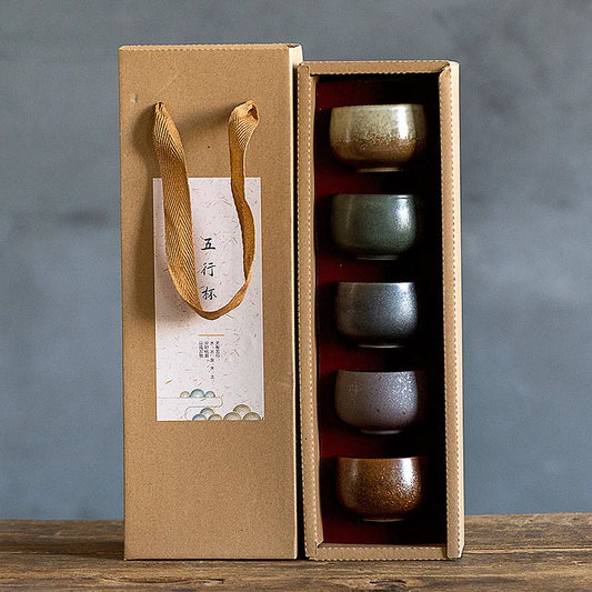 Cinco tazas de té de cerámica gruesa