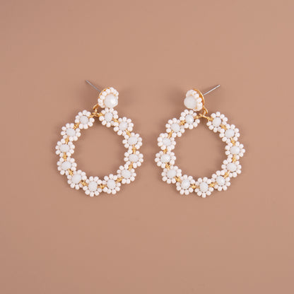 Pendientes colgantes de flores con cuentas blancas hechas a mano