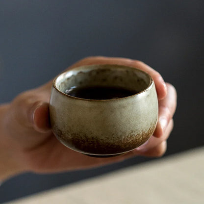 Cinco tazas de té de cerámica gruesa