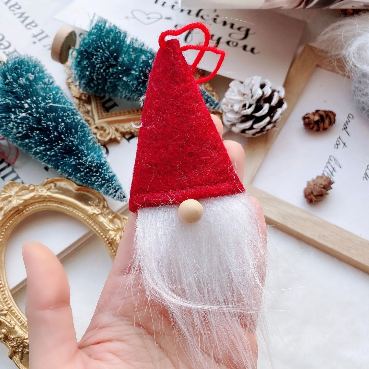 Gnomos sin rostro de decoración del árbol de Navidad