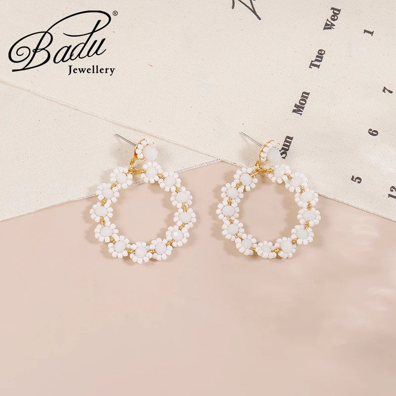 Pendientes colgantes de flores con cuentas blancas hechas a mano