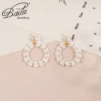 Pendientes colgantes de flores con cuentas blancas hechas a mano