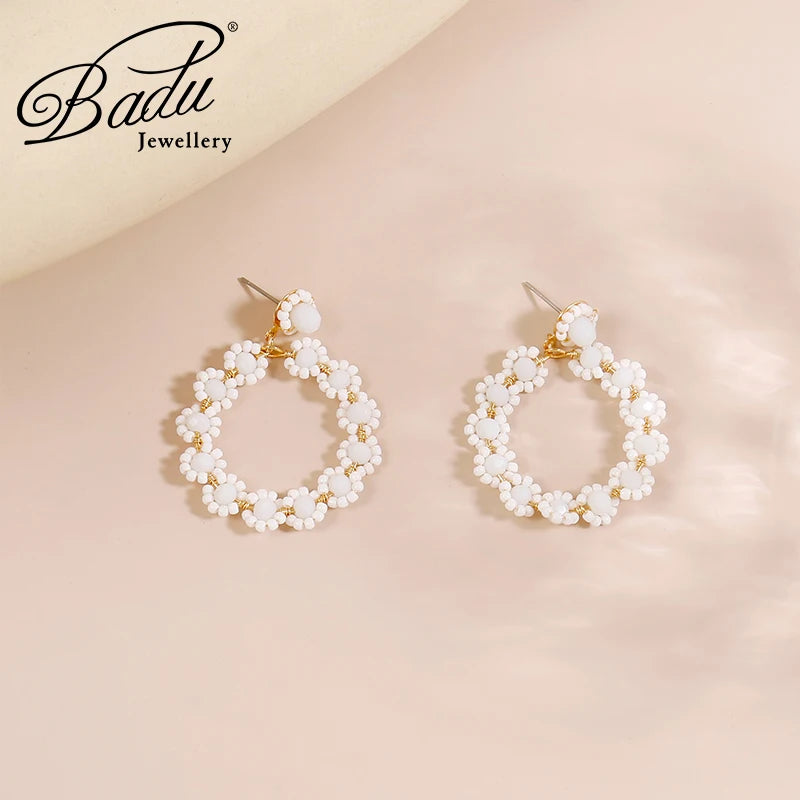 Pendientes colgantes de flores con cuentas blancas hechas a mano