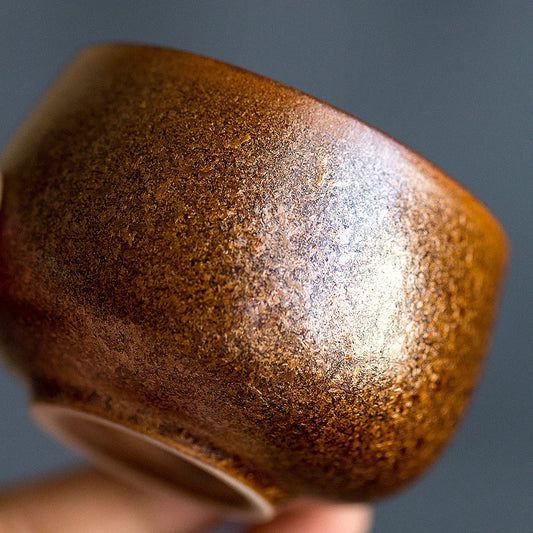 Cinco tazas de té de cerámica gruesa