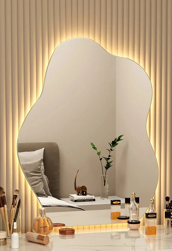Wavy wall mirror, elegant design