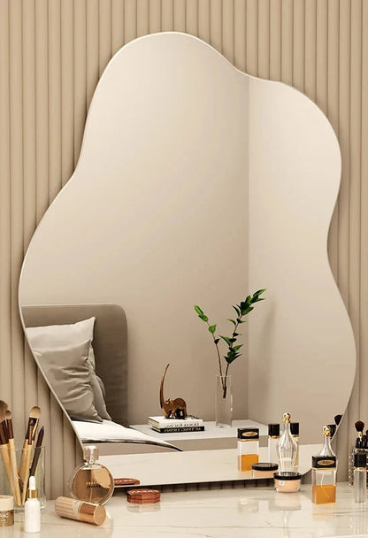 Wavy wall mirror, elegant design