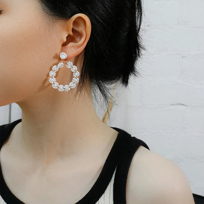 Pendientes colgantes de flores con cuentas blancas hechas a mano