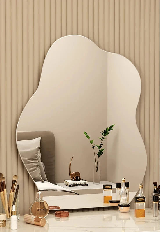 Wavy wall mirror, elegant design