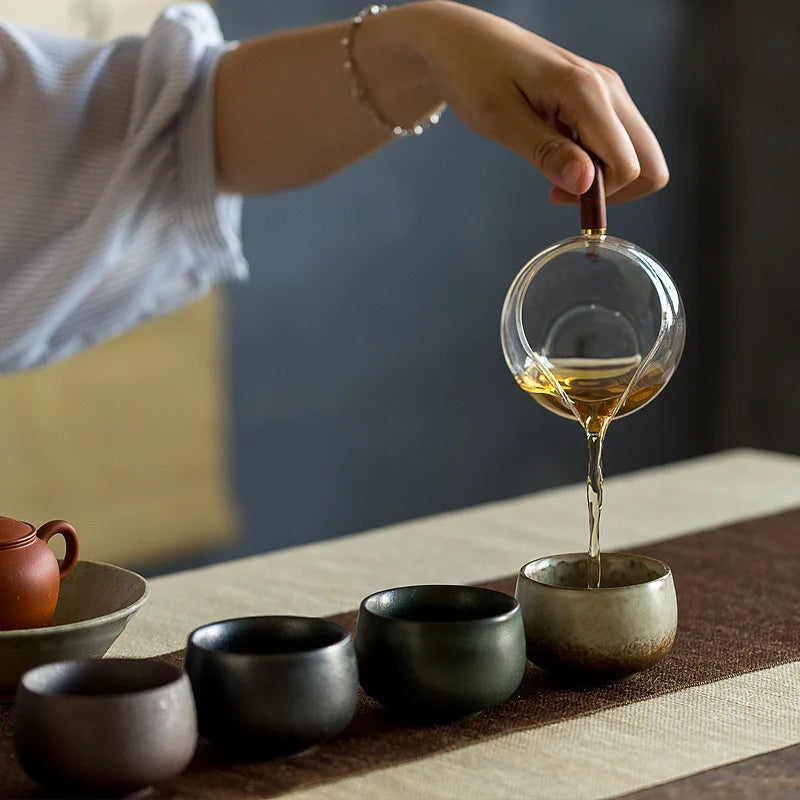 Cinco tazas de té de cerámica gruesa