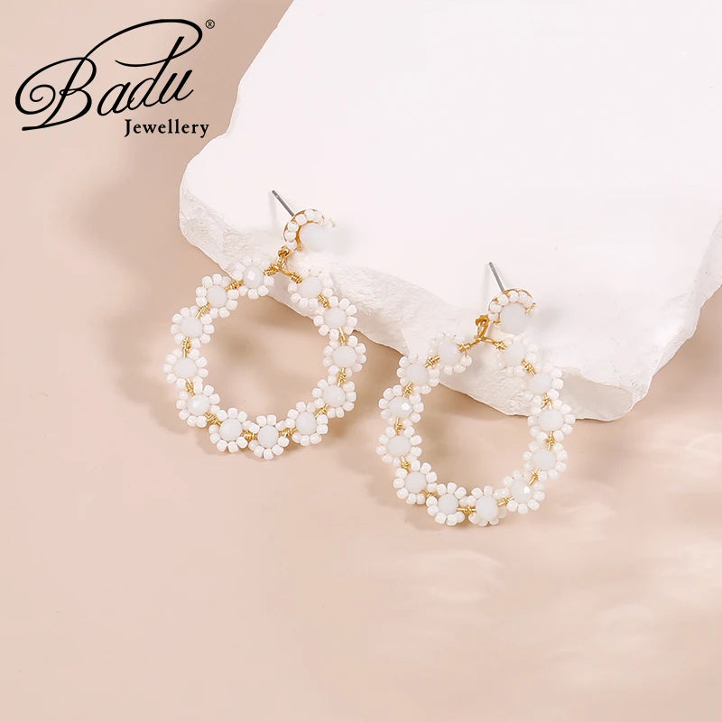 Pendientes colgantes de flores con cuentas blancas hechas a mano