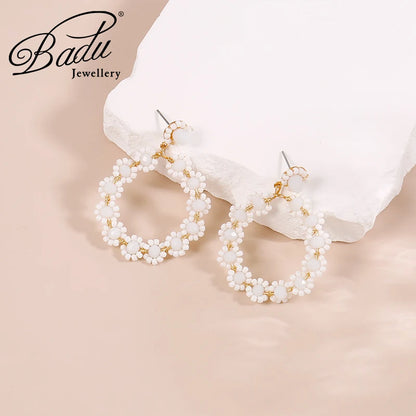 Pendientes colgantes de flores con cuentas blancas hechas a mano