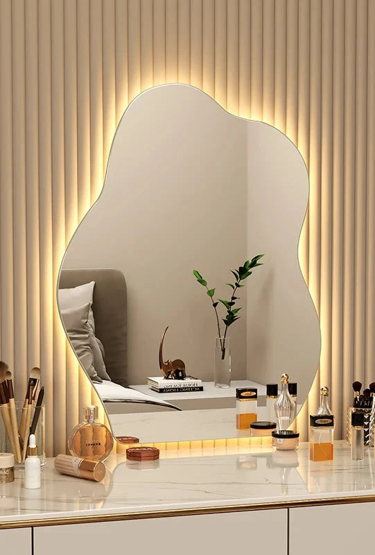 Wavy wall mirror, elegant design