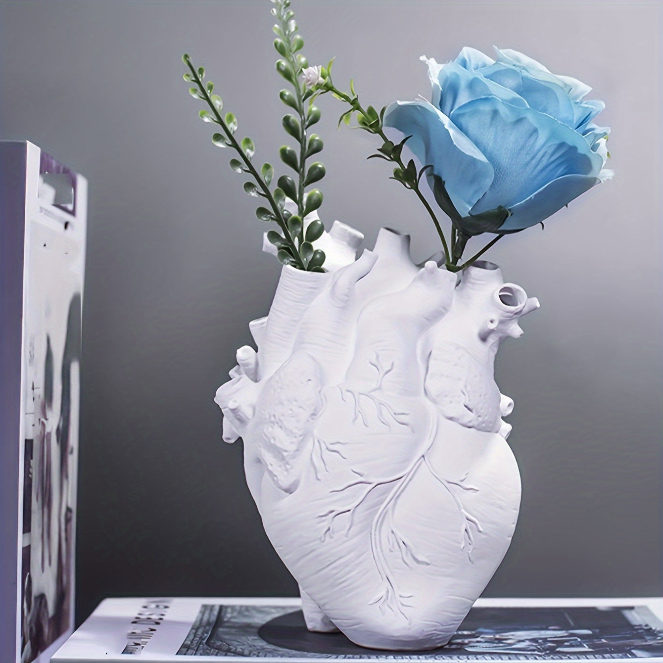 Jarrón de flores en forma de corazón