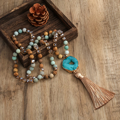 Collar de piedra natural con colgante de borla